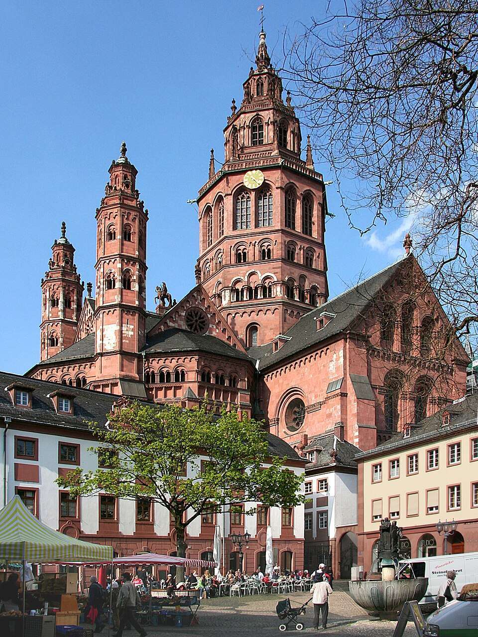 The Mainzer Dom above the Leichhof